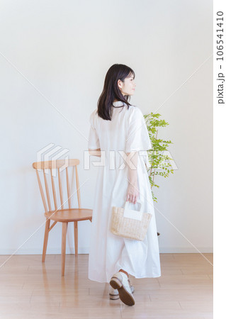 女性のファッションコーディネート全身(縦向き) 女性のファッションコーディネート全身(縦向き) 106541410