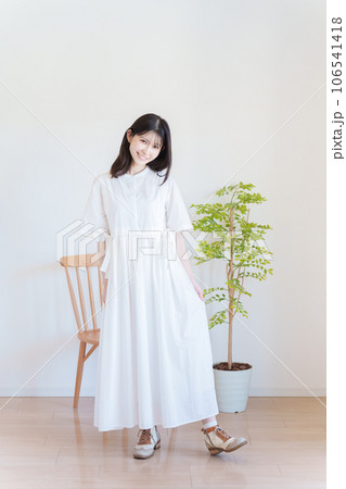 女性のファッションコーディネート全身（縦向き） 106541418