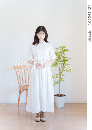 女性のファッションコーディネート全身（縦向き） 106541420