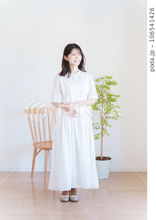女性のファッションコーディネート全身（縦向き） 106541426