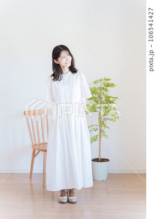 女性のファッションコーディネート全身(縦向き) 女性のファッションコーディネート全身(縦向き) 106541427