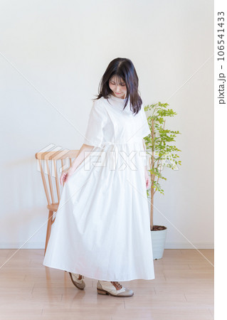 女性のファッションコーディネート全身(縦向き) 女性のファッションコーディネート全身(縦向き) 106541433