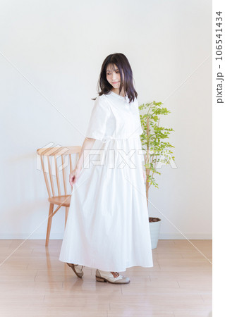 女性のファッションコーディネート全身（縦向き） 106541434