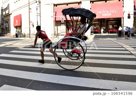 浅草の国道を走る人力車 106541596