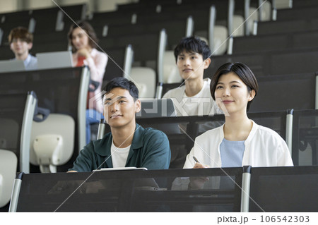 授業を受ける学生たち 授業を受ける学生たち 106542303