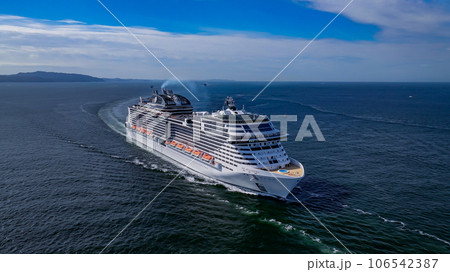 クルーズ客船 MSCベリッシマ　右舷前方（航行中） 106542387