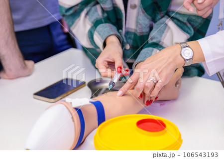 Training of blood sampling from a vein, on a model of a human hand. 106543193