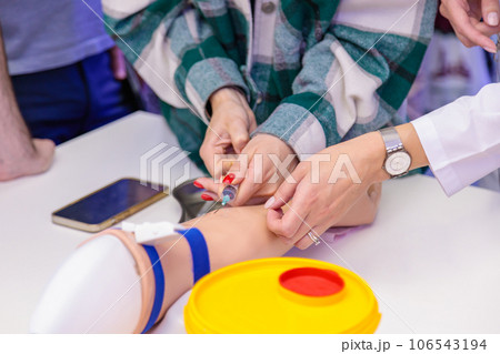 Training of blood sampling from a vein, on a model of a human hand. 106543194