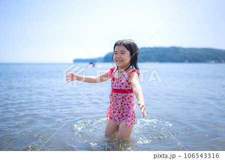 夏の海で海水浴を楽しむ女の子 夏の海で海水浴を楽しむ女の子 106543316