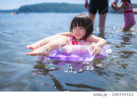 夏の海で海水浴を楽しむ女の子 106543322