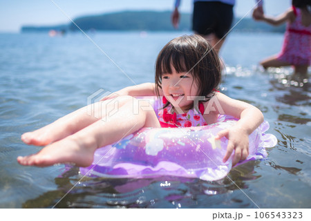 夏の海で海水浴を楽しむ女の子 106543323