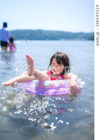 夏の海で海水浴を楽しむ女の子 夏の海で海水浴を楽しむ女の子 106543324