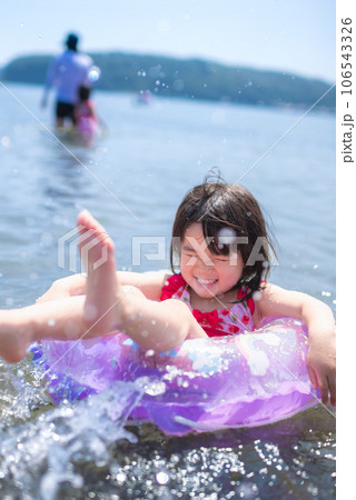 夏の海で海水浴を楽しむ女の子 夏の海で海水浴を楽しむ女の子 106543326