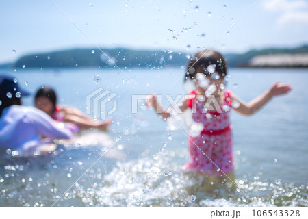 夏の海で海水浴を楽しむ姉妹 106543328