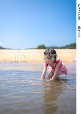 夏の浜辺で遊ぶ女の子 106543329