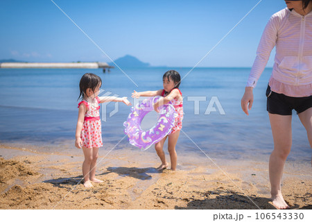夏の浜辺で遊ぶ姉妹 106543330