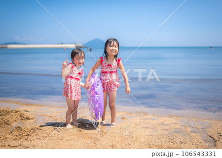 夏の浜辺で遊ぶ姉妹 106543331
