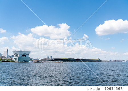 【神奈川県】真夏の青空と大さん橋 106543674