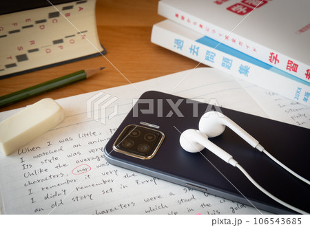 スマホとイヤホン　オンライン学習 106543685