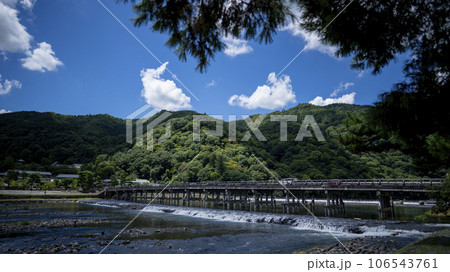 嵯峨嵐山の渡月橋 106543761