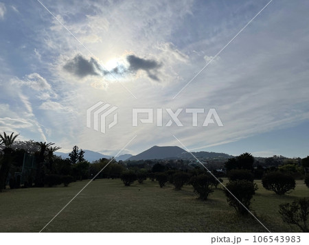 太陽が雲に隠される 太陽が雲に隠される 106543983