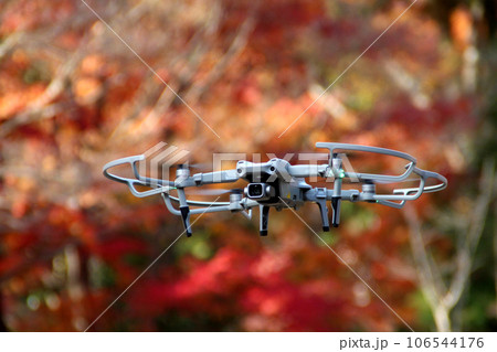 ドローンで紅葉の空中撮影 ドローンで紅葉の空中撮影 106544176