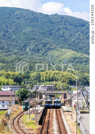【徳島線】阿波川島駅の交換列車風景 【徳島線】阿波川島駅の交換列車風景 106544506