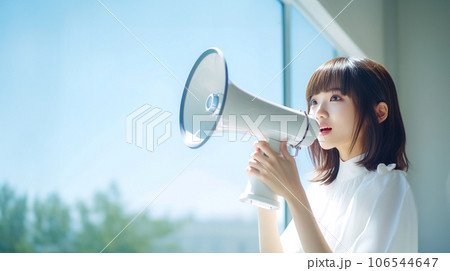 拡声器を持つ女性 拡声器を持つ女性 106544647