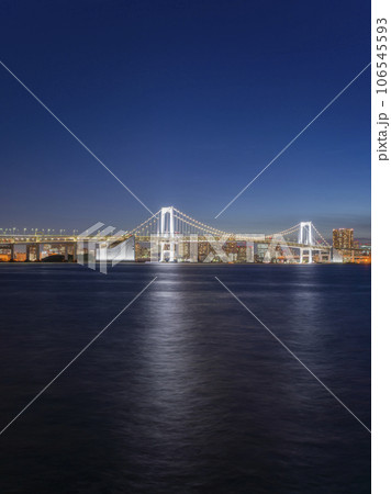 豊洲ぐるり公園から望むレインボーブリッジ　夜景 106545593
