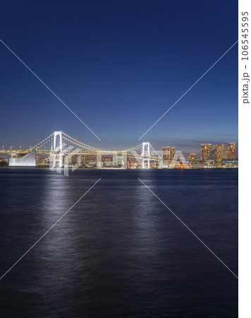 豊洲ぐるり公園から望むレインボーブリッジ　夜景 106545595
