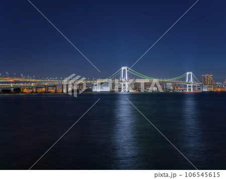 豊洲ぐるり公園から望むレインボーブリッジ 夜景 豊洲ぐるり公園から望むレインボーブリッジ 夜景 106545615