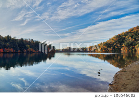 [定額] 初秋の奥日光の湯ノ湖の紅葉 106546082