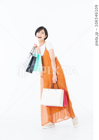 白バックのショッピングする若い女性 106546109