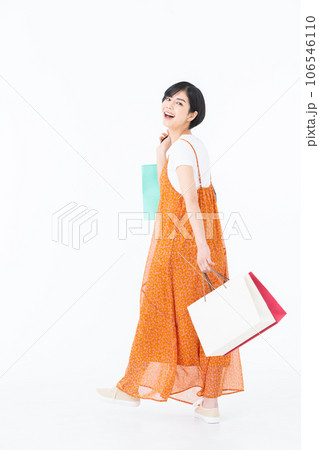 白バックのショッピングする若い女性 106546110