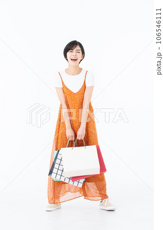 白バックのショッピングする若い女性 106546111