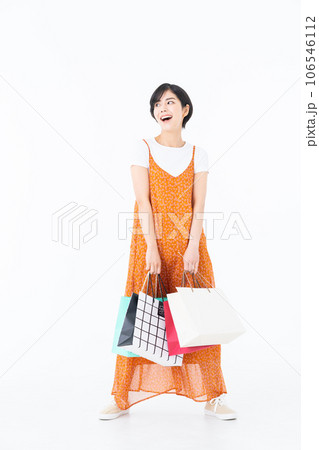 白バックのショッピングする若い女性 106546112