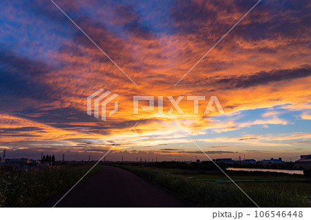 《東京都》夕焼けの大空・荒川河川敷 《東京都》夕焼けの大空・荒川河川敷 106546448