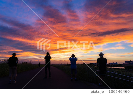 《東京都》夕焼けの大空・荒川河川敷 《東京都》夕焼けの大空・荒川河川敷 106546460