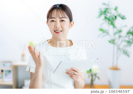 タブレットを持つエステティシャン 106546597