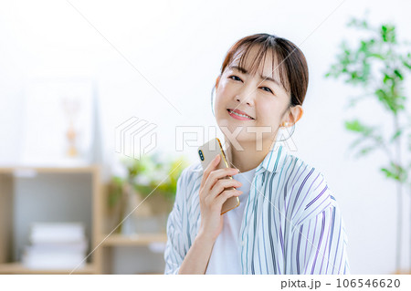 スマホを持つミドル女性 スマホを持つミドル女性 106546620