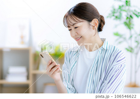 スマホを持つミドル女性 スマホを持つミドル女性 106546622