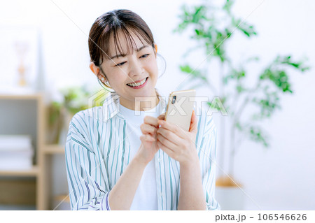スマホを持つミドル女性 106546626