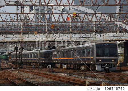 京都市内を行くJR京都線207系(内側線) 京都市内を行くJR京都線207系(内側線) 106546752