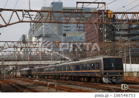 京都市内を行くJR京都線207系（内側線） 106546753