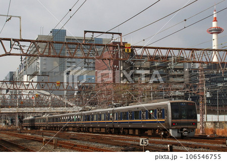 京都市内を行くJR京都線207系(内側線) 京都市内を行くJR京都線207系(内側線) 106546755