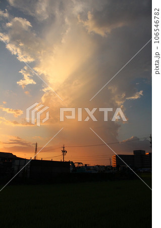 夕方にうずまく雲を撮影しました。 夕方にうずまく雲を撮影しました。 106546782