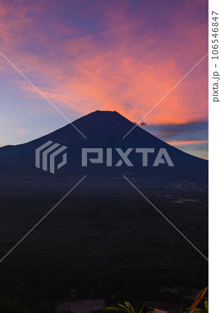 （山梨県）竜ヶ岳より望む朝焼けの空と富士山のシルエット 106546847