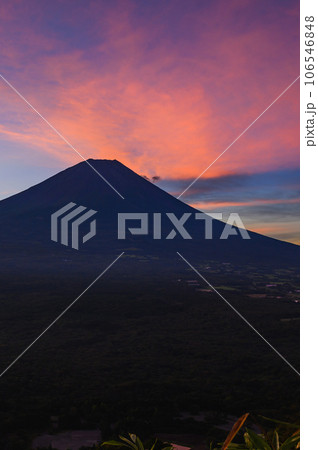 （山梨県）竜ヶ岳より望む朝焼けの空と富士山のシルエット 106546848