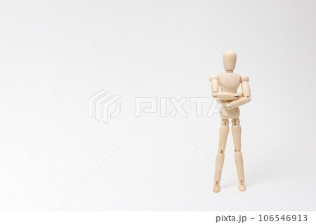腕組みをして仁王立ちをするデッサン人形 106546913