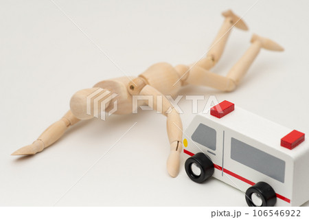 倒れた人と救急車で急病人のイメージ 106546922